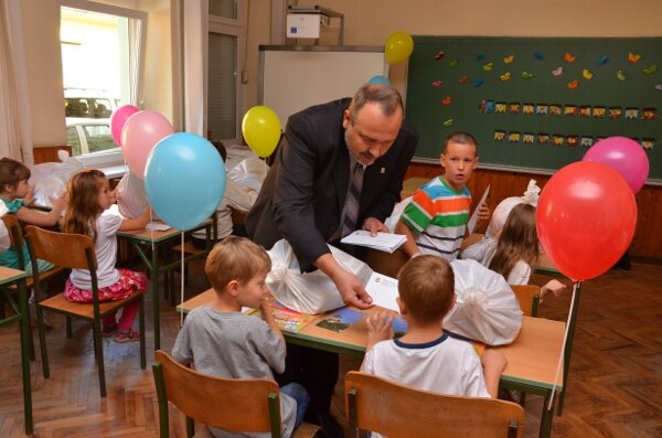 Várkonyi Zsolt átadta az MNT beiskolázási csomagjait a Széchenyi iskola  elsőseinek