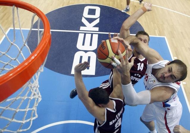 Nenad Krstić (jobbról) igazi vezére volt csapatának (Fotó: Beta/AP)