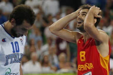 Jose Calderon, a spanyol válogatott játékosa fogja a fejét az olaszok elleni találkozón: pedig a vége felé úgy tűnt, a címvédő Spanyolország nem bánja, hogy a negyeddöntőben Szerbia lesz az ellenfél (Fotó: Beta)