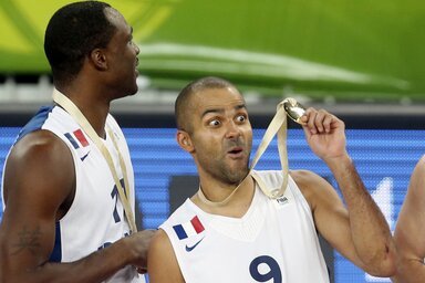 Mögöttük Európa, nyakukban az aranyérem: a francia válogatott tagjai, Tony Parker és Florent Pietrus (Fotó:  Beta)