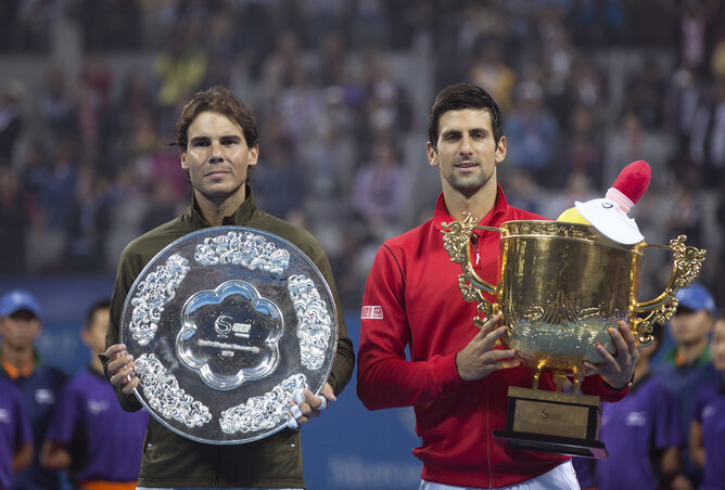 Novak Đoković (jobbról) tornát nyert, mégis elveszítette a ranglista első helyét, amely mától a pekingi döntőben vesztes Rafael Nadalé (Fotó:  Beta)