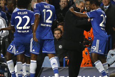 Mourinho Eto’ónak: Látod, megmondtam, hogy meg lehet zavarni a Schalke kapusát!(Fotó: Beta)