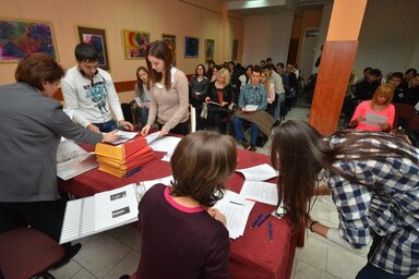 A demonstrátoroknak az a feladatuk, hogy segítsék az elsősök beilleszkedését (Fotó: Molnár Edvárd)