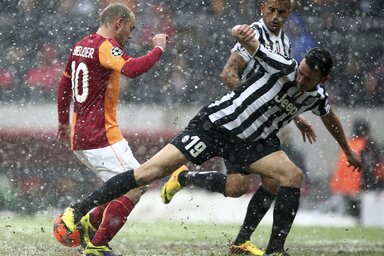 Sneijder (balról) megpecsételte a torinóiak sorsát  (Fotó: Beta/AP)