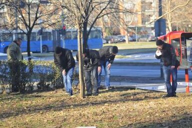 A nyomozás folyamatban van: keresik a töltényhüvelyt a lövöldözés helyszínén (Fotó: Ótos András)