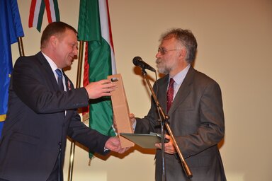 Hulló István Korsós Tamás főkonzultól vette át a kitüntetést (Fotó: Molnár Edvárd)