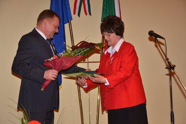 Varnyú Ilona Korsós Tamástól, Magyarország főkonzuljától vette át az elismerést (Fotó:  Molnár Edvárd)