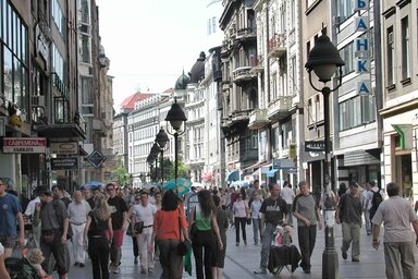 A polgárok, az évtizedeken keresztül elszenvedett sanyargatások után ma már készek vállalni a rájuk nézve nehezebbnek számító utat is, viselni a társadalom mélyreható átalakításának terhét (Fotó: Ótos András)