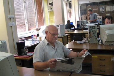 Góbor Béla : A nap  újságolvasással kezdődik