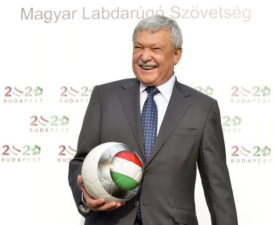 Csányi Sándor kezében egy magyar nemzeti színekkel díszített, Michel Platini UEFA-elnök által dedikált labda (Fotó: MTI)