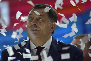 Milorad Dodik konfettizáporban az SNSD banjalukai „győzelmi” ünnepségén (Fotó: Beta/AP)