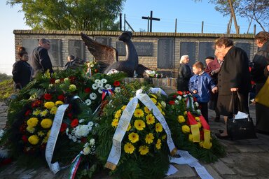 Szabadkán a Zentai úti temetőben a Vergődő madár emlékműnél is megemlékeztek az 1944-ben ártatlanul kivégzett áldozatokról