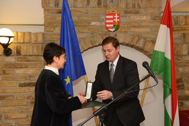 Nemes Fekete Editnek dr. Babity János főkonzul adta át az elismerést (Fotó: Molnár Edvárd)