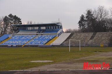Az ősszel építették be az öntözőrendszert a Városi Stadion központi pályájába (Fotó: Molnár Edvárd)