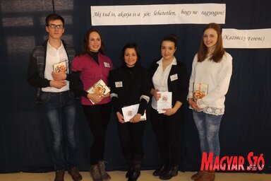 Ők öten képviselik a Vajdaságot Győrött, a Szép Magyar Beszéd felolvasási verseny országos döntőjén (Fotó:  Szabó Anikó)
