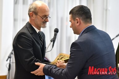 Dr. Dévavári Zoltán adrta a át Napleány-díjat az idei kitüntettnek (Fotó: Gergely Árpád)