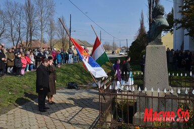 A VMSZ nevében Vicsek Annamária és Kovács Elvira parlamenti képviselők és Pál Károly koszorúzott