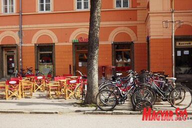 Zombor kortárs jelképei: a kerékpárok és kávézók (Fotó: Fekete J. József)