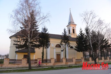 A vajszkai Szent György római katolikus templom  (Fotó: Molnár Edvárd)