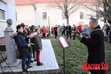 Szenttamás: Közös ünnep a Petőfi-szobornál (Paraczky László felvétele)