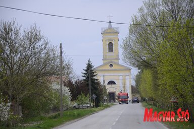 A római katolikus templom 1840-ben készült el. Felszentelése előtt 1802 és 1840 között egy deszkatemplom volt a faluban, amely iskolaként is működött. (Fotó: Molnár Edvárd)