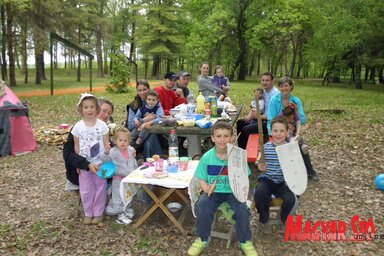 Majálisozók az adai rekreációs parkban