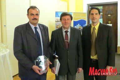 Balázs Ferenc az elismeréssel Lazar Manojlović, Szerbia temesvári főkonzulja és Nikola Lukač, az Észak-bánáti körzet vezetője társaságában