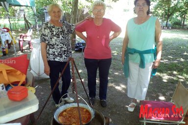 A helybeli Motsch Mária, Szél Margit és Kárász Erzsébet disznópörköltet főztek