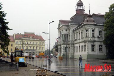 A főutca után márványlapokkal borítják be a főteret is (Fotó: Kecskés István)