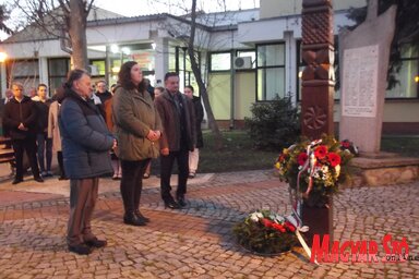 Dobai János, Kiss Kornélia és Lázár Jenő a tordai helyi közösség nevében koszorúzott (Vidács Hajnalka felvétele)