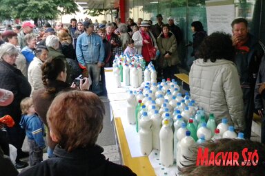 Topolyán kb. 350 liter tejet osztottak ki a lakosok között (Fotó: Benedek Miklós)