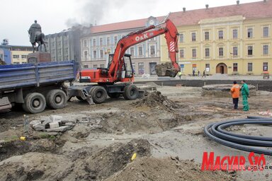 A város főtere, háttérben a színház épülete (Fotó: Kecskés István)