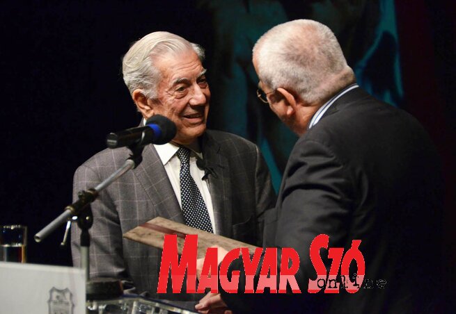 Dalibor Soldatić adta át a díjat Mario Vargas Llosának (Fotó: Ótos András)