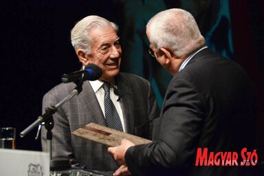 Dalibor Soldatić adta át a díjat Mario Vargas Llosának (Fotó: Ótos András)
