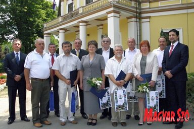 Az idei kitüntettek a község vezetőségével