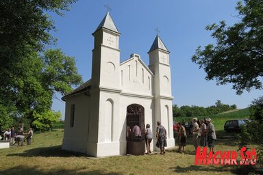 A kápolnát és környékét kizárólag a hívők tartják rendben  (Fotó: Fekete J. József)