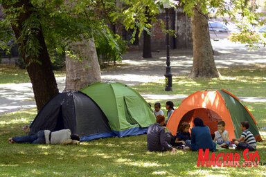 Szabadkán a belvárosi parkban sátoroztak le a menekülők (Fotó: Molnár Edvárd)