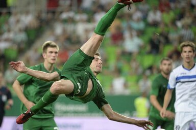 Gera Zoltán akrobatikus mozdulata a Ferencváros–Željezničar mérkőzésen (fotó: MTI)