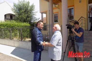 Savelin Zoltán plébános és Aleksandar Vulin az idősek egyházi otthona előtt
