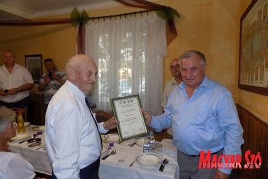 Miladin Ševarlić átadja az elismerést a legidősebb szövetkezeti tagnak