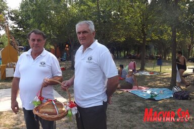 Krizsán Vilmos, a Vancsesz elnöke és a kishegyesi nagycsaládosok egyesületének vezetője, Kerepes Árpád kezükben az újbúzából készült kenyérrel