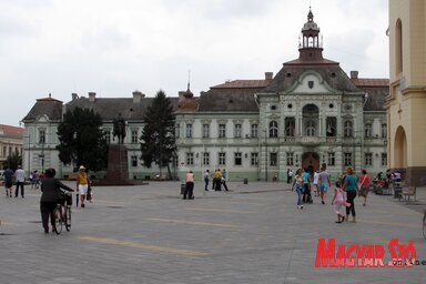 Új köntösben várja a főtér a vendégeket (Fotó: Kecskés István)