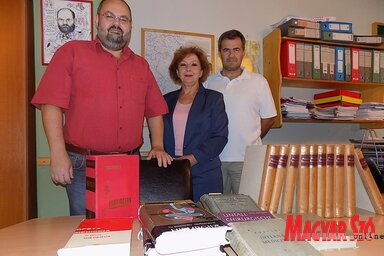 Nagy Abonyi Zoltán, dr. Szabó Erzsébet és Aleksandar Manić az ajándékkal