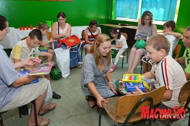 Maradékon a magyar kisdiákok a tanítónővel és a szülőkkel (Ótos András felvétele)