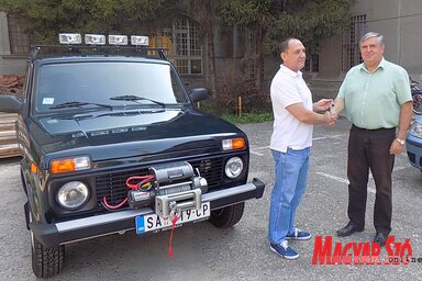 A mezőőrök vezetője átveszi az új gépjármű kulcsait Ceglédi Rudolf polgármestertől (Szögi Csaba felvétele)
