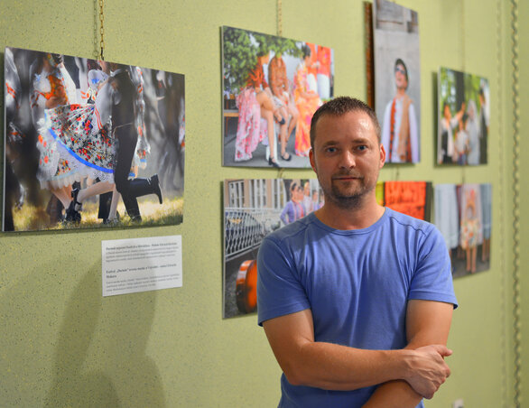 Molnár Edvárd, lapunk foróriportere az MTI-ben megjelent fotói előtt (Cseke Csilla felvétele)