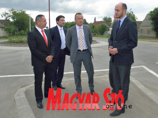 A tartományi kormányfő megtekintette a kerülő utat Moholon (Csincsik Zsolt felvétele)