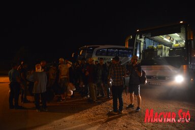 72 autóbusz érkezett szerdán tele migránsokkal a magyarkanizsai átmeneti pihenőhely elé (Fotó: Molnár Edvárd)