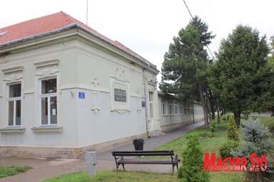 Az iskolaépület, a falu szívében (Diósi Árpád felvétele)
