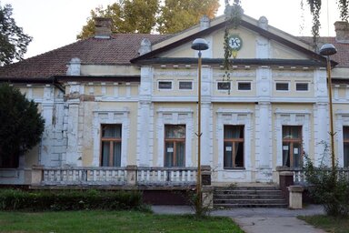 Az egykori Fernbach-kastély sokáig a birtok igazgatóságának épülete volt, ma üresen áll, több helyen mállik a vakolat (Fotó: Herceg Elizabetta)